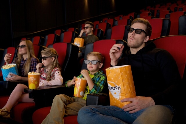 映画館で子供がうるさいので映画に集中できないし不快 対処方法は何をすればいいの